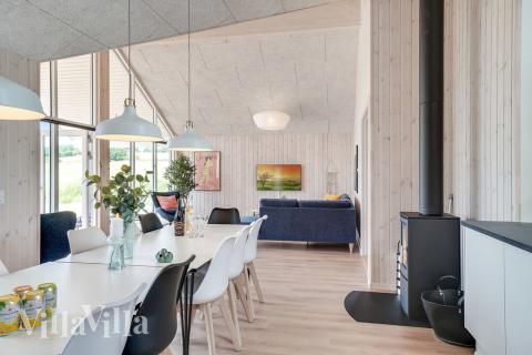 Vardagsrummet i lyxstuga nr. 501 har plats för 14 personer.