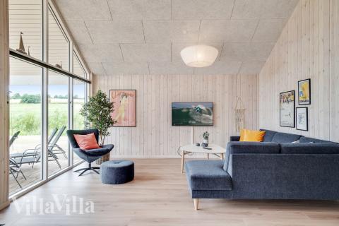 I soffhörnan i lyxstuga 501 i Nordsjälland kan ni spela brädspel eller titta på film tillsammans.