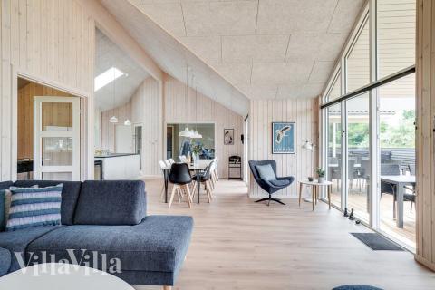 Det stora ljusa vardagsrummet i lyxstuga nr 501 för 14.