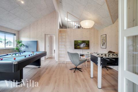 Förutom de många timmar som du kan tillbringa i stugans poolavdelning erbjuder lyxstuga 501 även biljard, bordtennis och dart