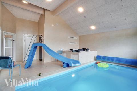 Sommarstuga 501 är inredd med en smakfull poolavdelning som har vattenrutschbana, ett stort inbyggt spapad och bastu