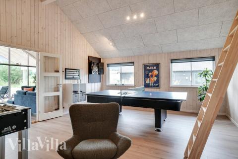 Lyxstuga 501 för 14 personer har ett stort aktivitetsrum med bl.a. biljard och dart