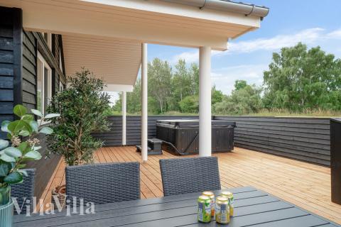 På terrassen i sommarhus nr 501 finns det plats för upp till 14 gäster.