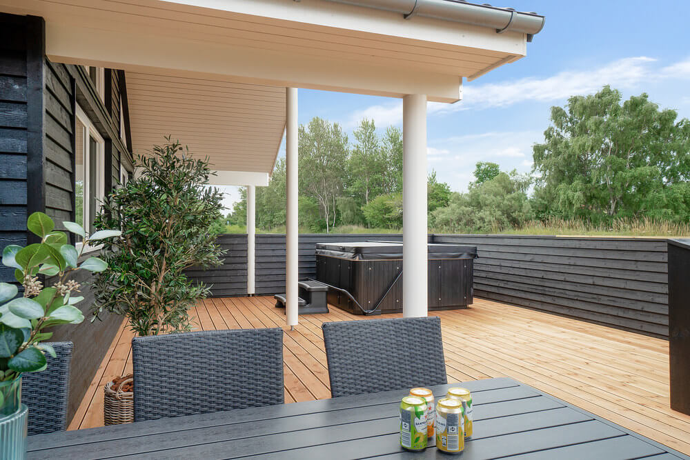 På terrassen i sommarhus nr 501 finns det plats för upp till 14 gäster.