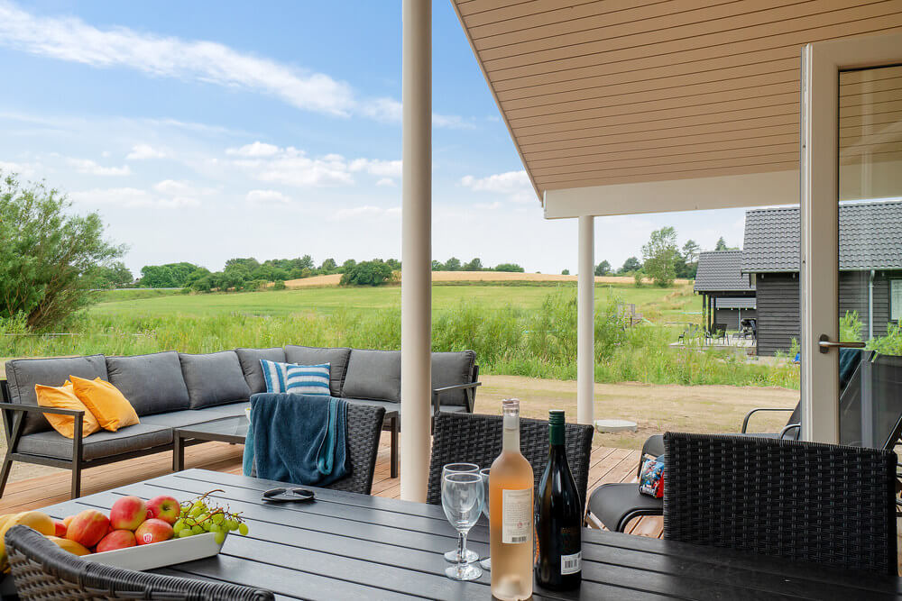 Njut av en grillkväll på terrassen i lyxstuga nr 501 i Nordsjälland