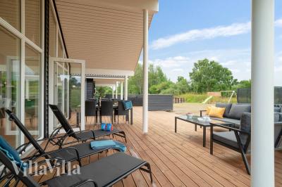 Lyxstuga nr 501 har en härlig terrass med sköna trädgårdsmöbler för 14 personer.