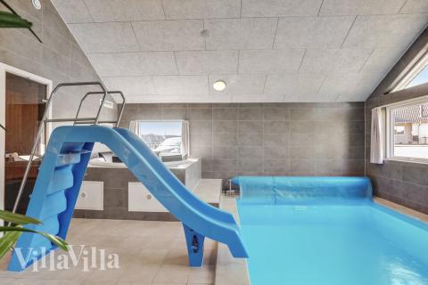 Den härliga poolen i lyxstuga nr 504 för 14 personer