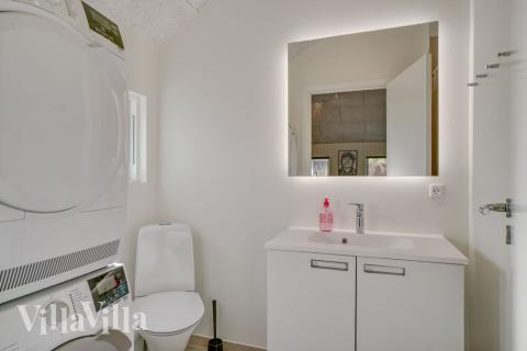 Ett duschrum finns i lyxstuga nr 504 för 14 personer.