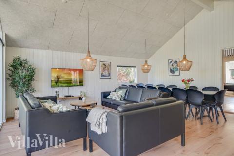 Det stora ljusa vardagsrummet i lyxstuga nr 504 för 14.