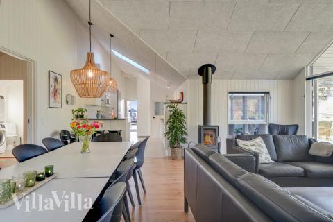 Ni kan sitta 14 personer tillsammans i vardagsrummet när ni besöker lyxhus nr 504 i Nordsjälland.