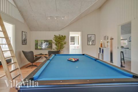 Lyxstuga 504 för 14 personer har ett stort aktivitetsrum med bl.a. biljard och dart