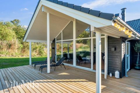 På terrassen i sommarhus nr 504 finns det plats för upp till 14 gäster.