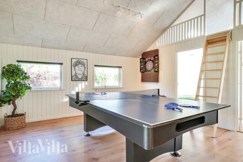 Förutom de många timmar som du kan tillbringa i stugans poolavdelning erbjuder lyxstuga 504 även biljard, bordtennis och dart