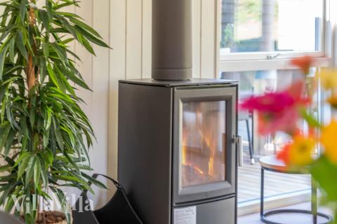 Vardagsrummet i lyxstuga nr. 504 har plats för 14 personer.