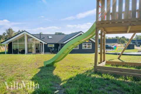 Till den trevliga sommarstugan nr 504 i Nordsjälland erbjuds en mängd utomhusaktiviteter, t.ex. lektorn och gungor