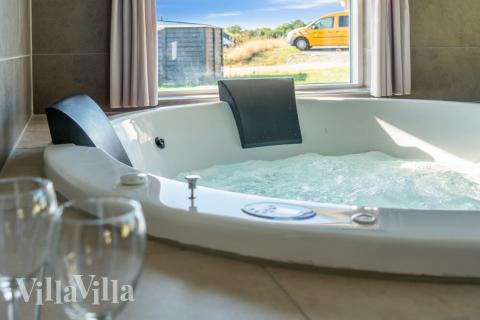 Lyxstuga nr 504 erbjuder bland annat ett härligt spabad