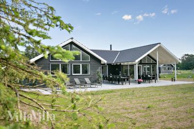 Den praktfulla poolstugan nr 726 med plats för 18 personer ligger i Tyskland