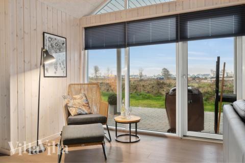 I soffhörnan i lyxstuga 726 i Tyskland kan ni spela brädspel eller titta på film tillsammans.