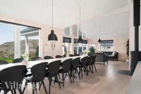 Det stora ljusa vardagsrummet i lyxstuga nr 726 för 18.