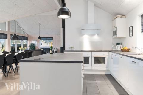 Köket i lyxstuga nr 726 är utrustat så att ni kan laga mat till 18 personer.