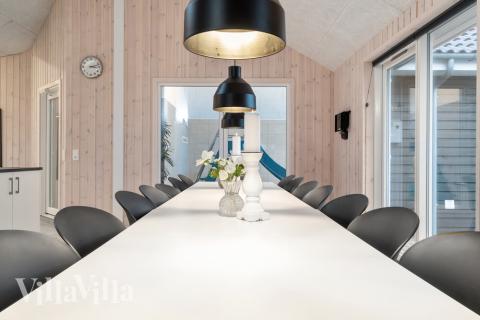 Vardagsrummet i lyxstuga nr. 726 har plats för 18 personer.