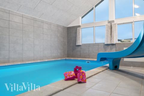 Sommarstuga 726 är inredd med en smakfull poolavdelning som har vattenrutschbana, ett stort inbyggt spapad och bastu