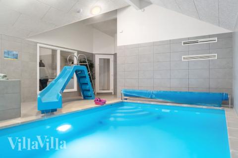 Den härliga poolen i lyxstuga nr 726 för 18 personer