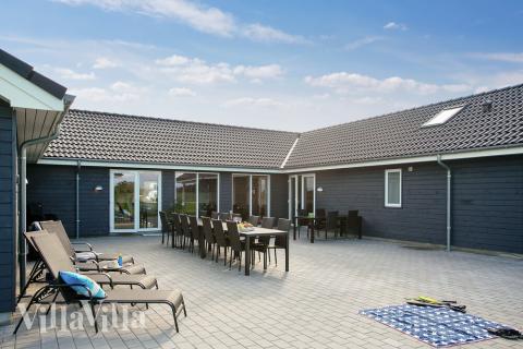 Lyxstuga nr 730 har en härlig terrass med sköna trädgårdsmöbler för 24 personer.