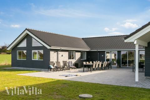 Den praktfulla poolstugan nr 730 med plats för 24 personer ligger i Tyskland