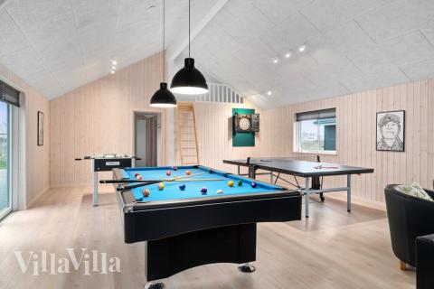 Lyxstuga 730 för 24 personer har ett stort aktivitetsrum med bl.a. biljard och dart