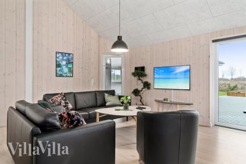 I soffhörnan i lyxstuga 730 i Tyskland kan ni spela brädspel eller titta på film tillsammans.