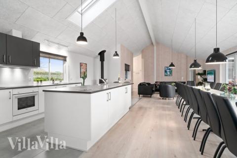 Vardagsrummet i lyxstuga nr. 730 har plats för 24 personer.