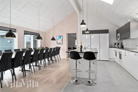 Det stora ljusa vardagsrummet i lyxstuga nr 730 för 24.