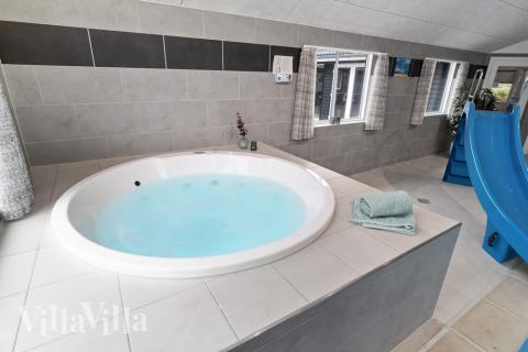 Njut av spabadets värme i lyxstuga nr 730 i Tyskland