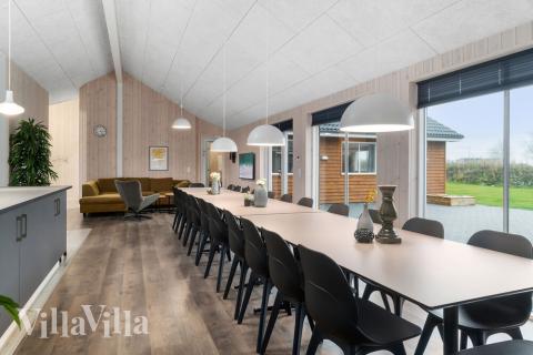 Det stora ljusa vardagsrummet i lyxstuga nr 727 för 24.