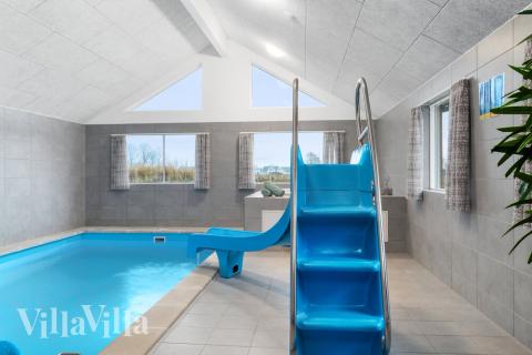 Den härliga poolen i lyxstuga nr 727 för 24 personer