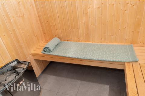 Njut av bastuvärmen i lyxstuga nr 727 för 24 personer