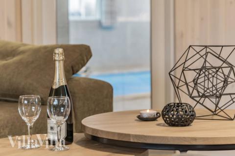 I soffhörnan i lyxstuga 727 i Tyskland kan ni spela brädspel eller titta på film tillsammans.