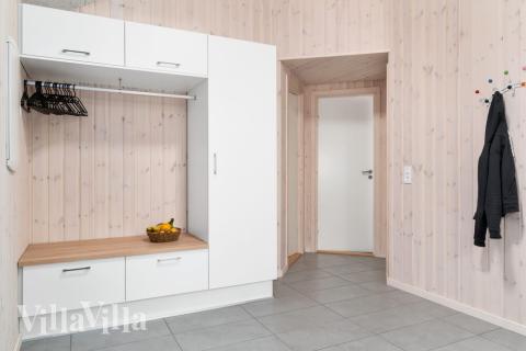 Den rymliga entrén i lyxstuga nr 727 i Tyskland