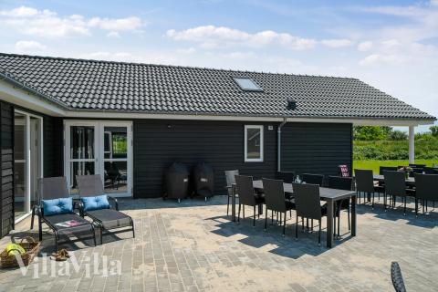 Lyxstuga nr 728 har en härlig terrass med sköna trädgårdsmöbler för 24 personer.