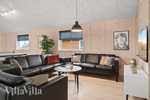 Lyxstuga 728 för 24 personer har ett stort aktivitetsrum med bl.a. biljard och dart