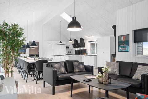 Det stora ljusa vardagsrummet i lyxstuga nr 728 för 24.