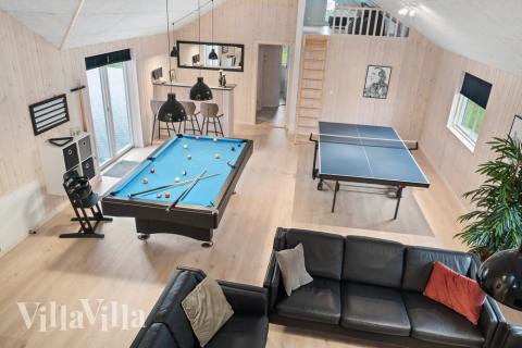 Aktivitetsrum i lyxstuga nr 728 med 9 sovrum och plats för 24 personer.