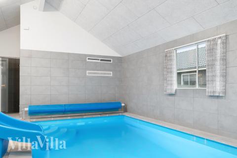 Sommarstuga 728 är inredd med en smakfull poolavdelning som har vattenrutschbana, ett stort inbyggt spapad och bastu