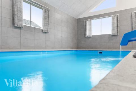 Den härliga poolen i lyxstuga nr 728 för 24 personer