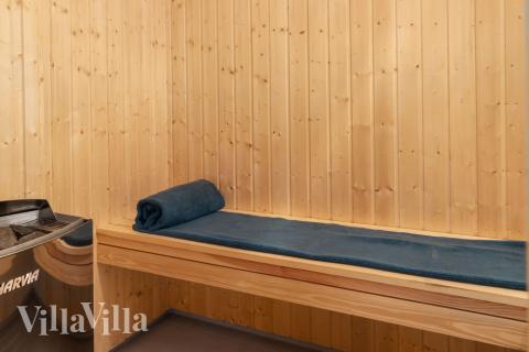 Njut av bastuvärmen i lyxstuga nr 728 för 24 personer