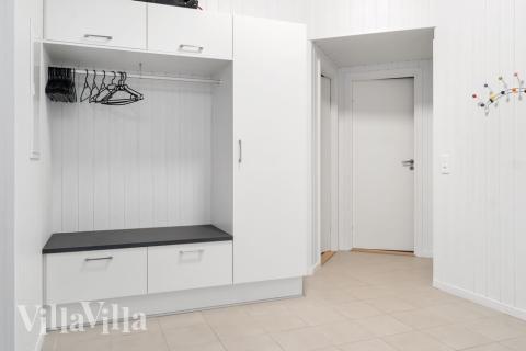 Den rymliga entrén i lyxstuga nr 728 i Tyskland