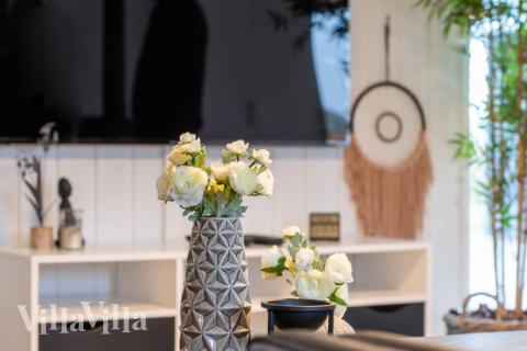 I soffhörnan i lyxstuga 728 i Tyskland kan ni spela brädspel eller titta på film tillsammans.