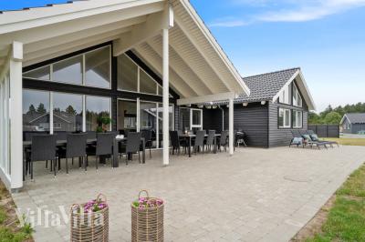 Den praktfulla poolstugan nr 733 med plats för 18 personer ligger i Tyskland