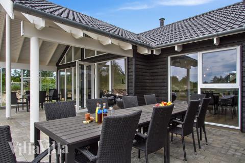 Lyxstuga nr 733 har en härlig terrass med sköna trädgårdsmöbler för 18 personer.